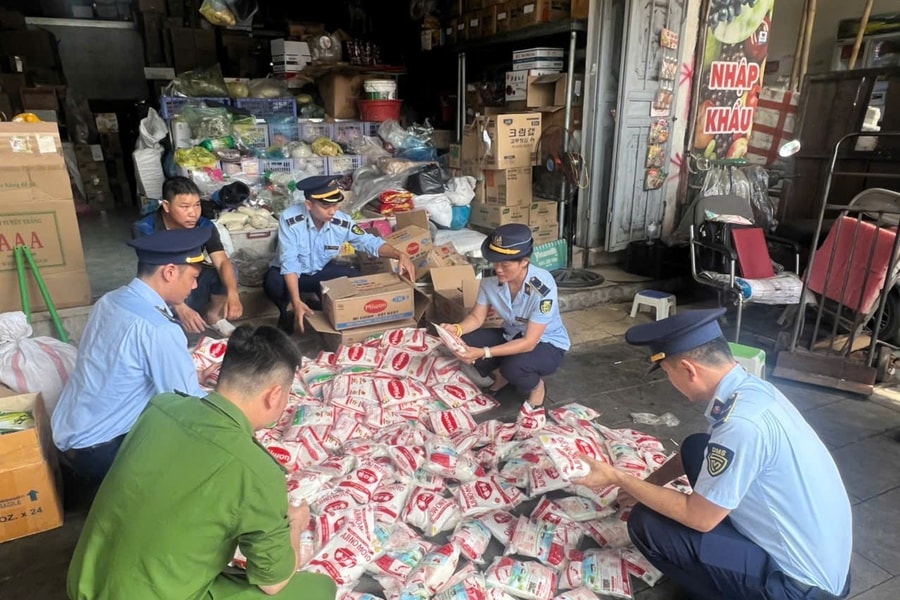 ‏Phát hiện mì chính không rõ nguồn gốc ở khu vực chợ Vinh ‏