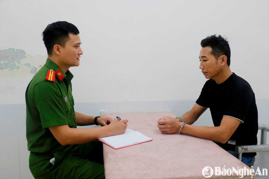 Công an Nghệ An tạm giữ người đàn ông vào trường đánh giáo viên