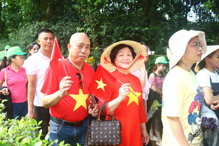 Hàng vạn người về thăm quê Bác dịp nghỉ lễ