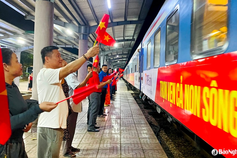 Nghe An residents warmly welcome the Thong Nhat train