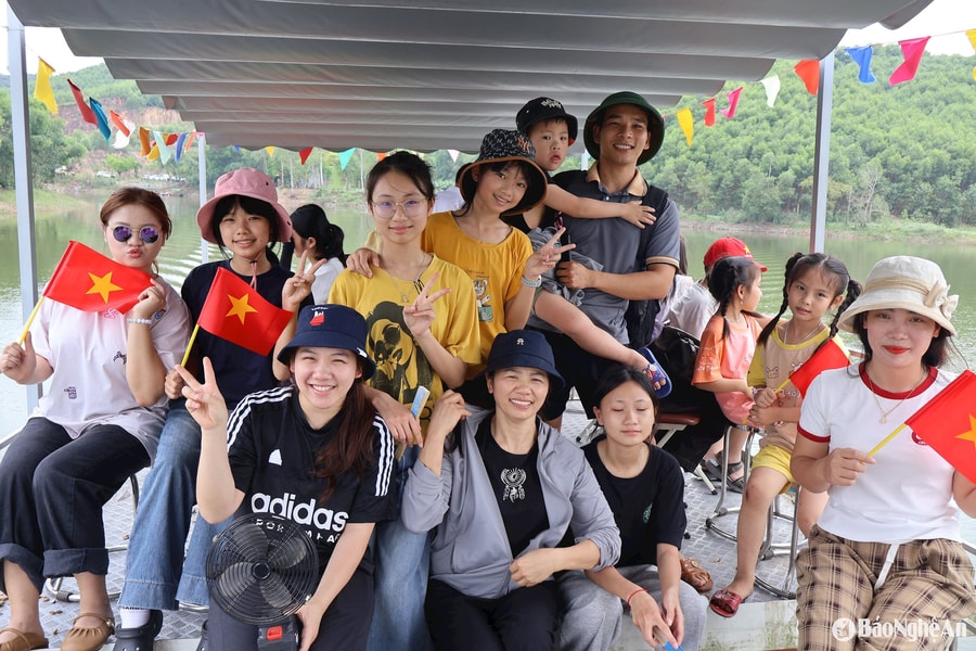 Du khách đổ về hồ Vệ Vừng (Yên Thành) dịp nghỉ lễ