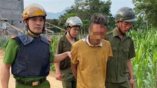 Công an xã khống chế đối tượng dùng dao uy hiếp người đi đường