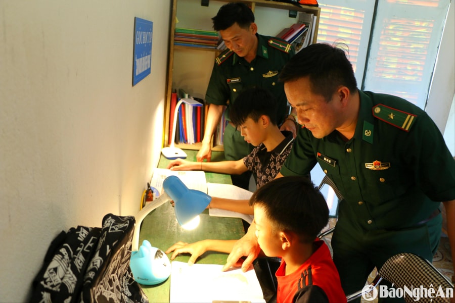 'Ở đồn với bố vui hơn ở nhà!'