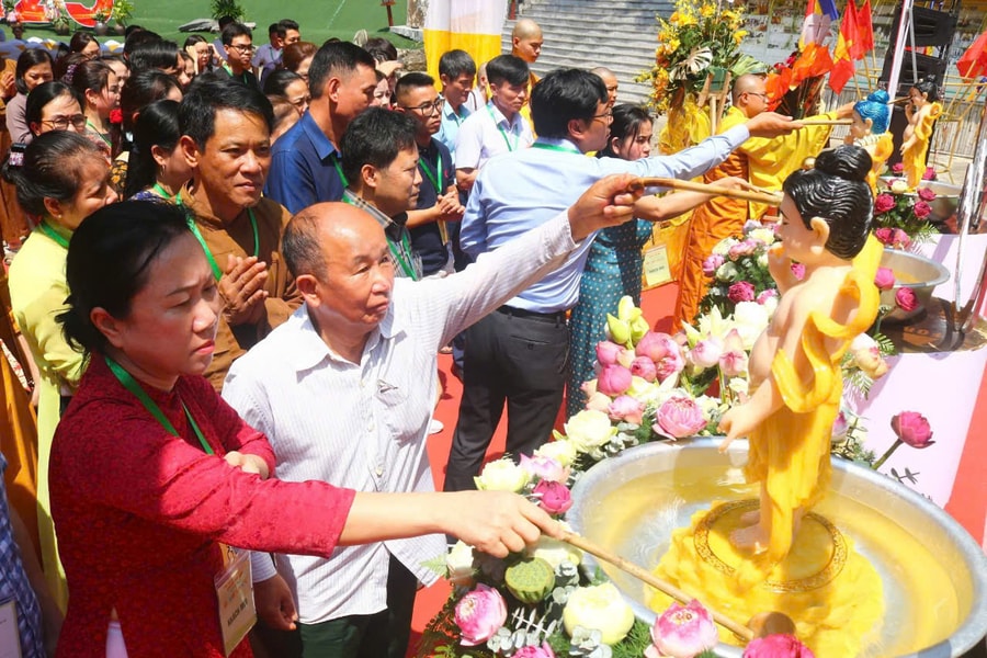 Hàng nghìn người về dự Đại lễ Phật đản ở ngôi chùa đẹp nhất huyện Diễn Châu