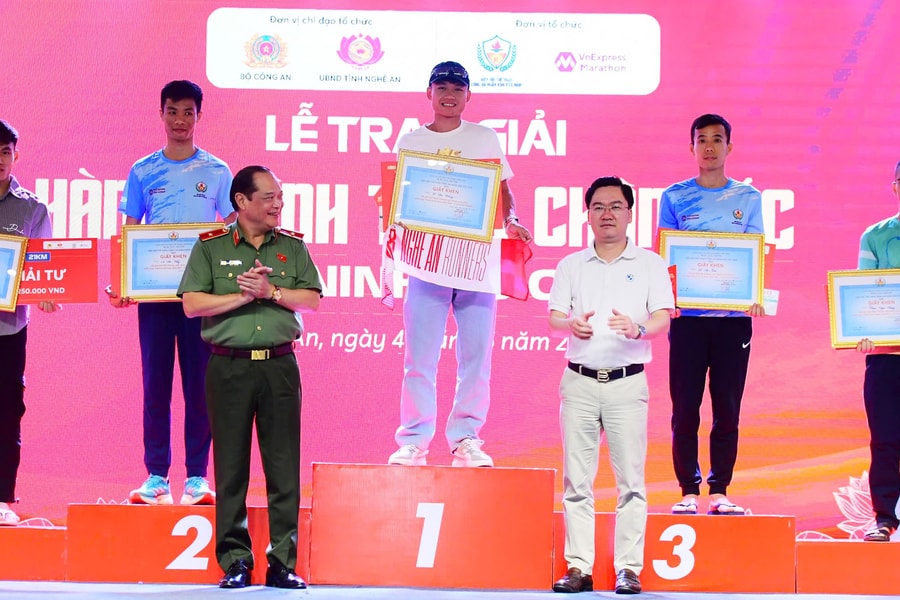 Bế mạc giải chạy 'Hành trình theo chân Bác – Vì an ninh Tổ quốc' năm 2025