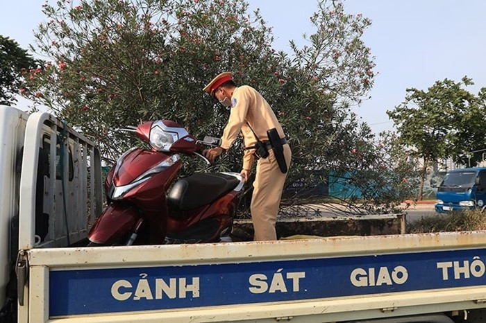 Sẽ bị tịch thu xe máy nếu thay đổi người điều khiển khi xe đang chạy?