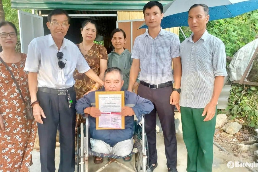 Trao tặng sổ tiết kiệm tri ân gia đình thân nhân liệt sĩ tại thành phố Vinh