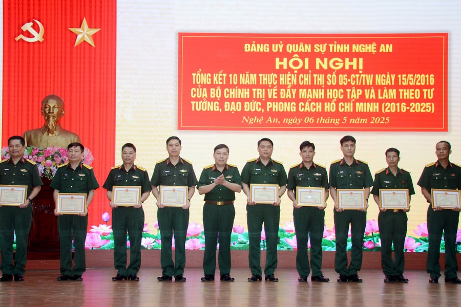 Tiếp tục xây dựng và nhân rộng các điển hình học tập và làm theo tư tưởng, đạo đức, phong cách Hồ Chí Minh