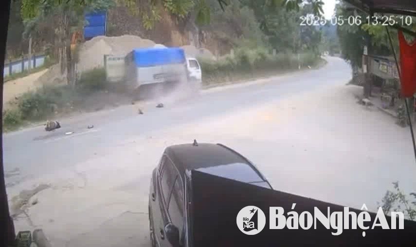 Va chạm giữa xe tải và xe máy, hai người thương vong