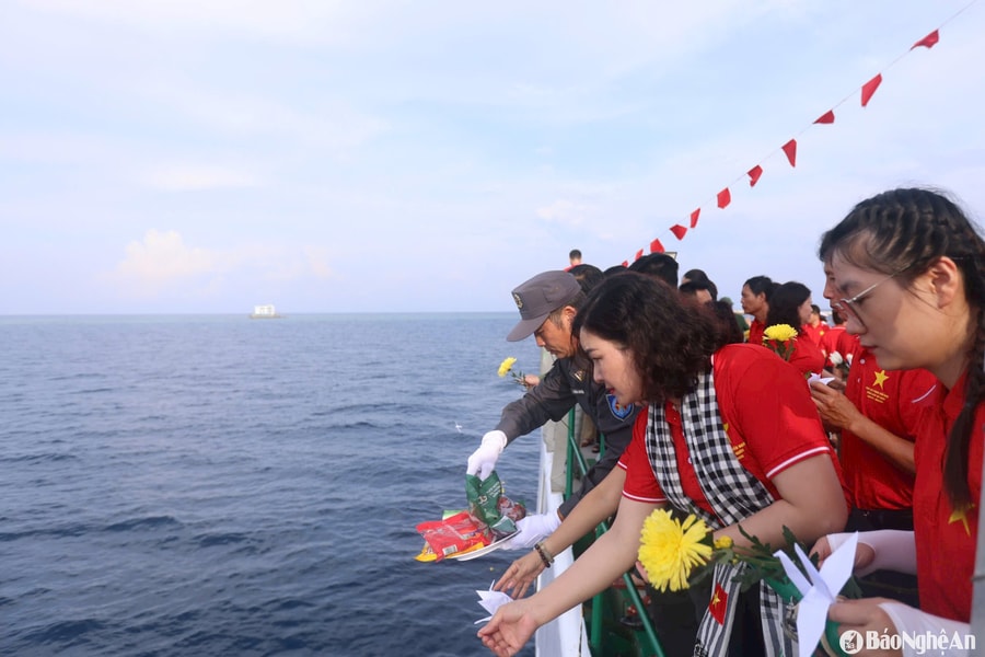 Đoàn công tác tỉnh Nghệ An hoàn thành chuyến thăm và động viên quân dân trên huyện đảo Trường Sa