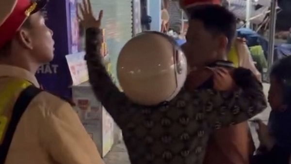 Bắt khẩn cấp đối tượng lăng mạ CSGT