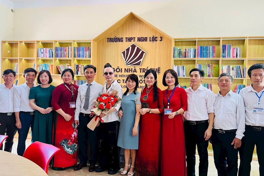 ‏Jimmii Nguyễn cùng Tủ sách nhân ái tặng sách và ra mắt Ngôi nhà trí tuệ tại Nghệ An