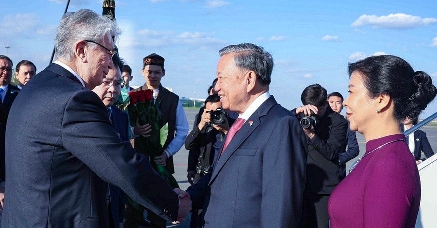 Tổng Bí thư cảm động khi Tổng thống Kazakhstan ra sân bay đón