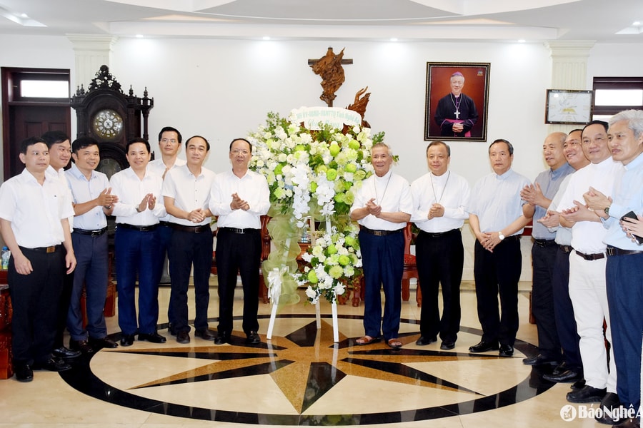 Lãnh đạo tỉnh Nghệ An chúc mừng Tòa Giám mục Giáo phận Vinh nhân dịp Lễ Phục sinh