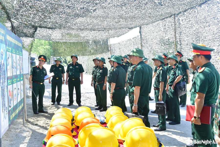 Phó Tổng Tham mưu trưởng Quân đội nhân dân Việt Nam thăm, kiểm tra công tác sẵn sàng chiến đấu tại đảo Mắt