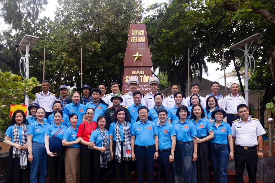 Trường Sa ơi, không xa…