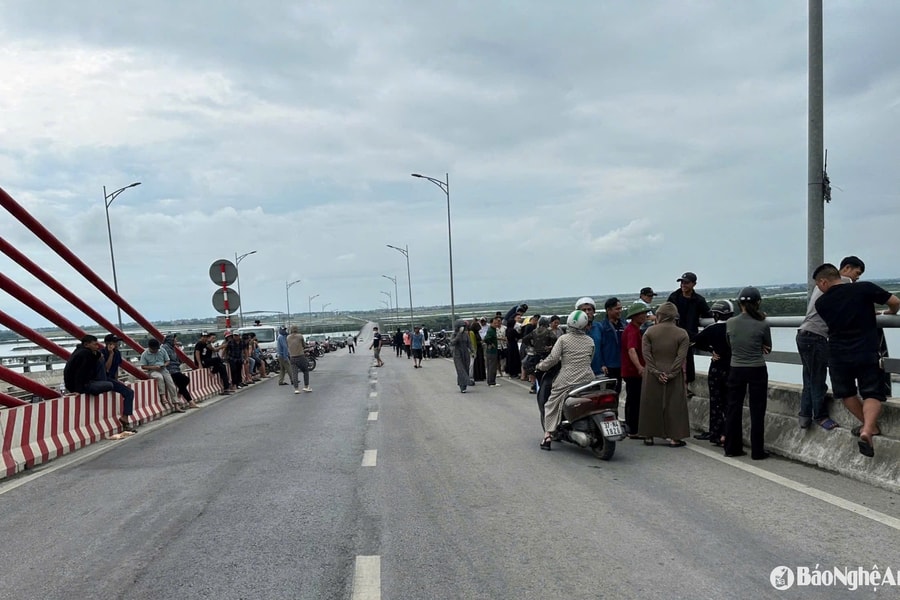 Tìm kiếm người đàn ông nghi nhảy cầu Cửa Hội