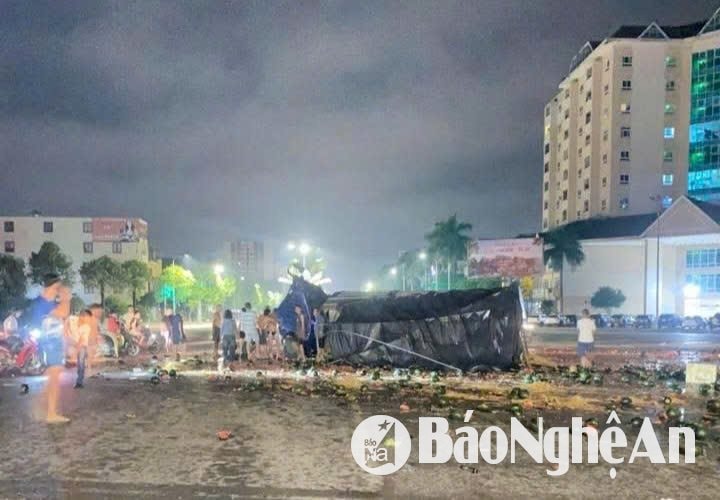 Va chạm giữa xe tải và xe khách tại TP. Vinh, dưa hấu văng khắp đường