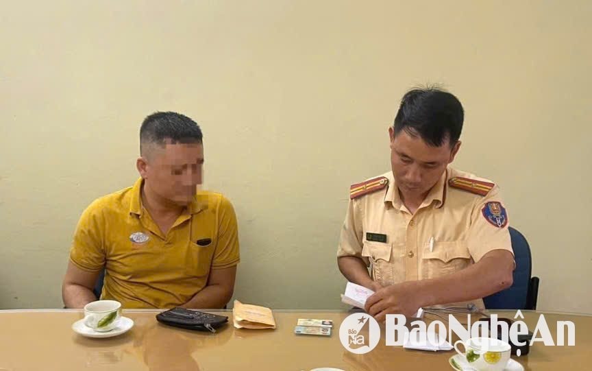 Kịp thời xác minh tài xế xe buýt cố tình mở cửa xe va vào người đi xe máy