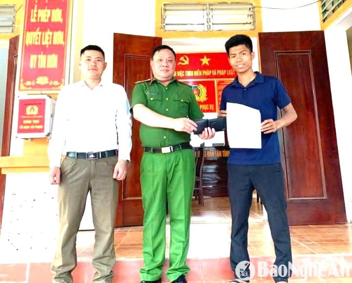 Thầy giáo vùng cao trả lại số tiền lớn cho người đánh rơi