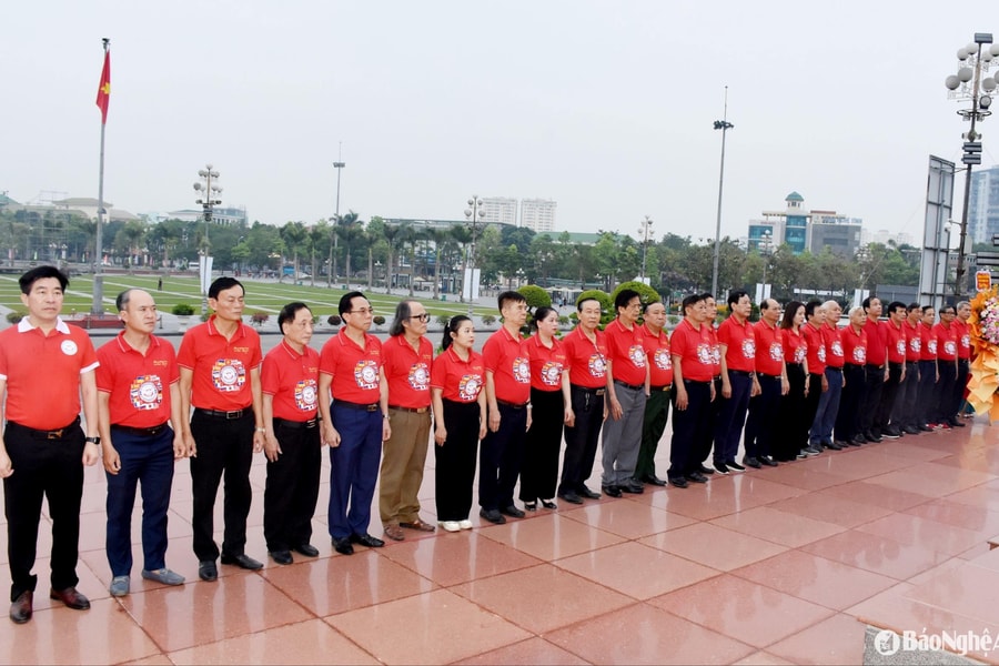 Liên hiệp Các tổ chức hữu nghị tỉnh Nghệ An dâng hoa tại Quảng trường Hồ Chí Minh