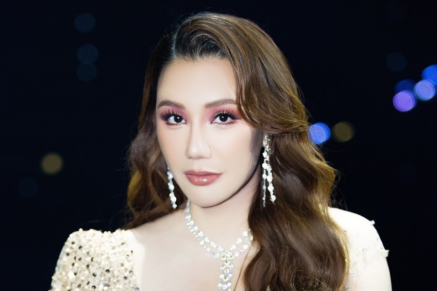 Ca sĩ Hồ Quỳnh Hương kết hôn ở tuổi 45