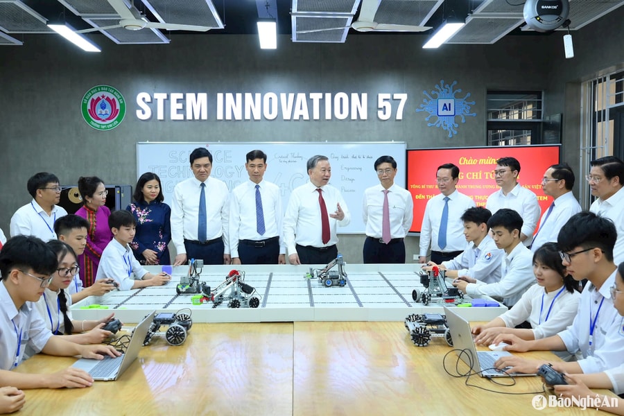 Tổng Bí thư Tô Lâm thăm, tặng phòng thực hành STEM cho Trường THPT Kim Liên (Nam Đàn)