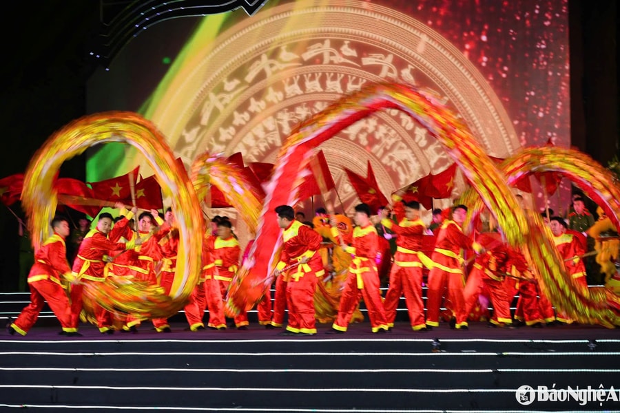 Người dân xếp hàng theo dõi Khai mạc Lễ hội Làng Sen