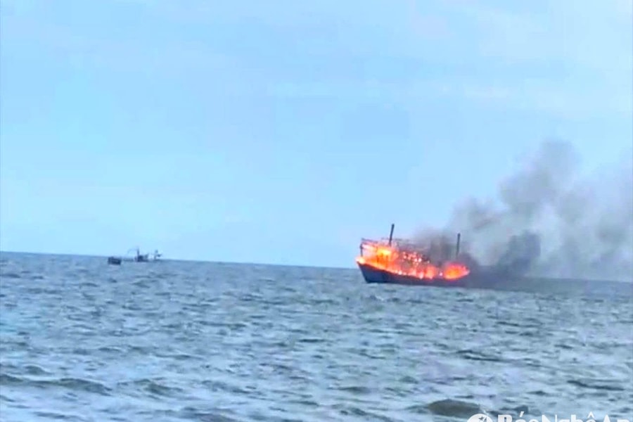 Tàu cá bốc cháy trên đường ra khơi
