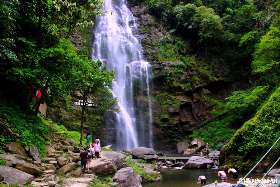 Du khách nước ngoài thích thú với vẻ đẹp hoang sơ của thác Khe Kèm
