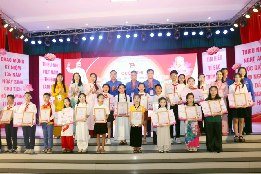 Hai thí sinh đến từ Trường PTTH Dân tộc nội trú Nghệ An và Tiểu học Hà Huy Tập 2 đoạt giải Nhất cuộc thi “Tìm hiểu thân thế, sự nghiệp Chủ tịch Hồ Chí Minh”