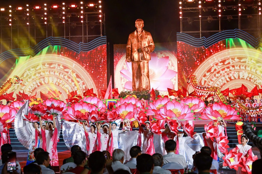 Công ty Điện lực Nghệ An đảm bảo cung ứng điện phục vụ tốt các hoạt động Lễ hội Làng Sen năm 2025