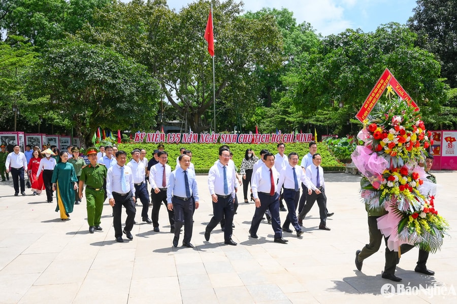 Ban tổ chức Hội thảo cấp quốc gia về Chủ tịch Hồ Chí Minh dâng hương tại Khu Di tích Quốc gia đặc biệt Kim Liên