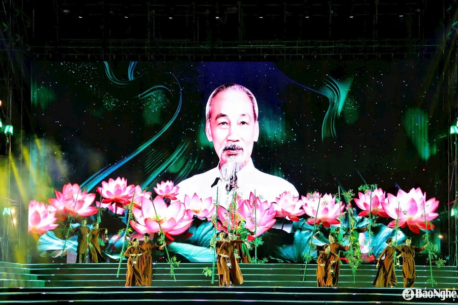 Chương trình nghệ thuật đặc biệt 'Người là niềm tin tất thắng' khép lại Lễ hội Làng Sen 2025