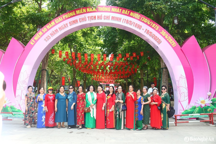 Hàng nghìn du khách về thăm Khu Di tích Kim Liên trong ngày sinh nhật Bác