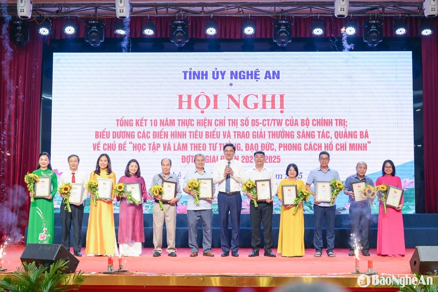 Nghệ An trao giải 69 tác phẩm, công trình quảng bá về học tập và làm theo Bác