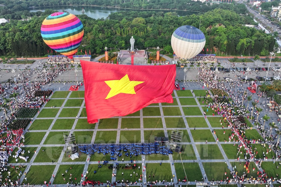 Hoành tráng, xúc động Lễ chào cờ và bay đại kỳ Tổ quốc kỷ niệm 135 năm Ngày sinh Chủ tịch Hồ Chí Minh tại Nghệ An