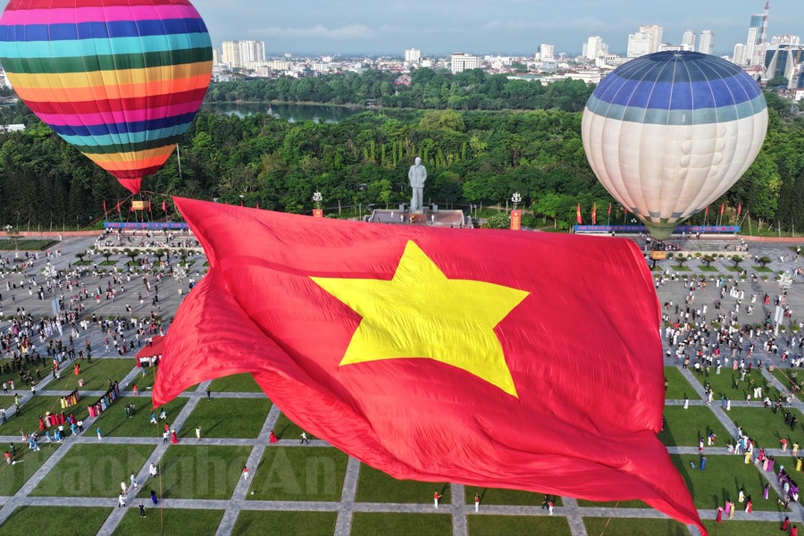 Những hình ảnh đẹp tại Lễ bay đại kỳ Tổ quốc kỷ niệm 135 năm Ngày sinh Chủ tịch Hồ Chí Minh ở Nghệ An