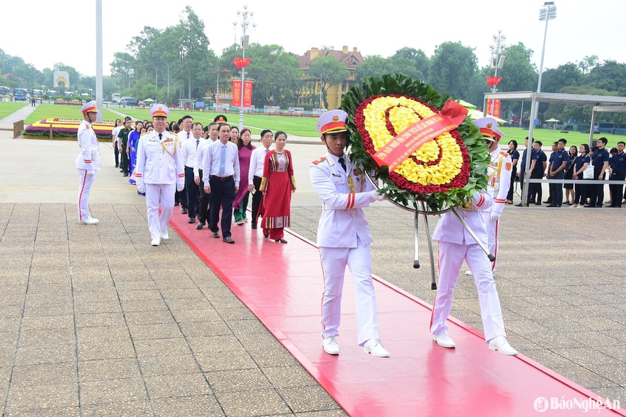 Đoàn đại biểu điển hình tiêu biểu tỉnh Nghệ An dâng hoa, viếng Bác Hồ tại Lăng Chủ tịch Hồ Chí Minh