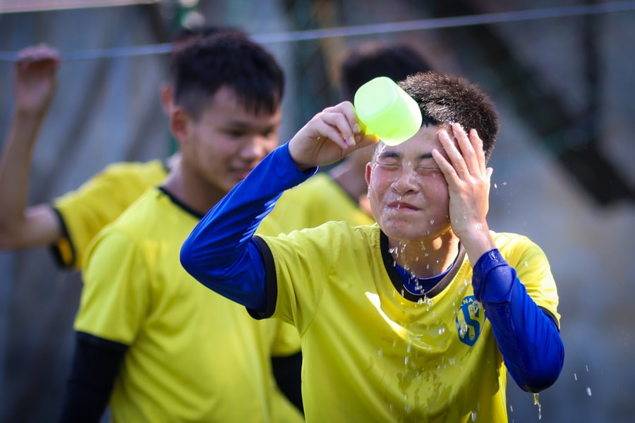 Cận cảnh thầy trò đội trẻ Sông Lam Nghệ An rèn quân giữa nắng đổ lửa