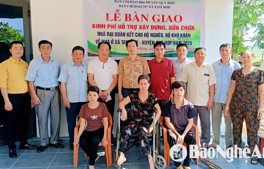 ‘Chìa khóa trao tay’ ngôi nhà Đại đoàn kết cho 3 mẹ con khuyết tật ở Quỳ Hợp