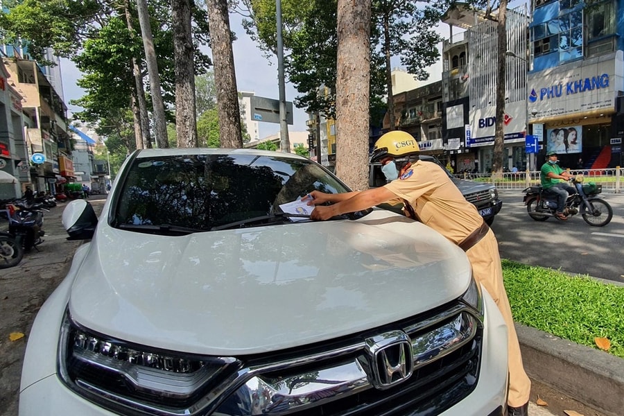 Lỗi dừng, đỗ ô tô ngược chiều bị phạt bao nhiêu tiền theo quy định mới?