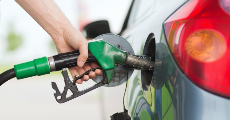 Vì sao nắp bình xăng của ô tô lại nằm ở các vị trí khác nhau?