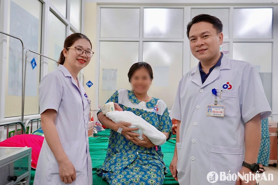 Mang thai với 9 khối u xơ tử cung, sản phụ vượt cạn thành công