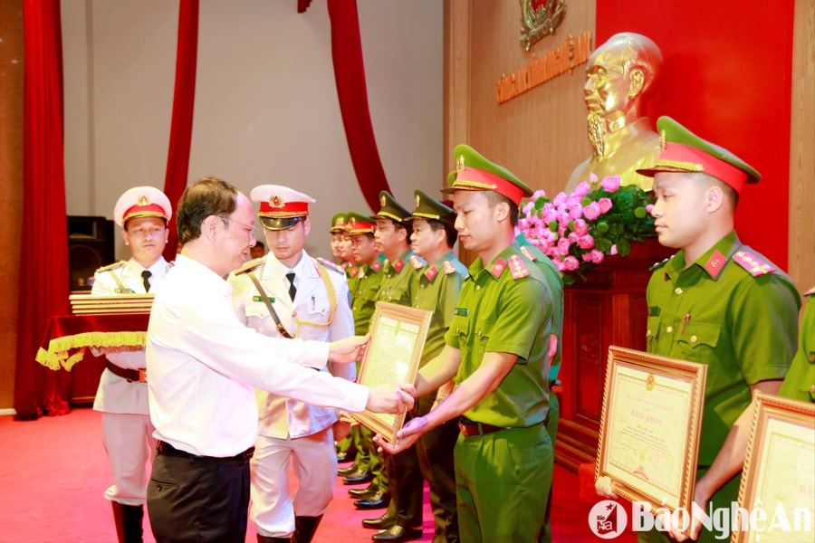 Công an Nghệ An khen thưởng các tập thể, cá nhân có thành tích xuất sắc