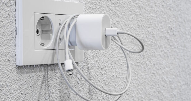 Cắm sạc điện thoại khi không sử dụng có tiêu thụ điện không?