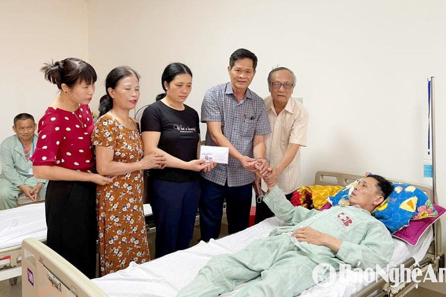 Trao tiền hỗ trợ gia đình có hai vợ chồng và con nhỏ bị ung thư