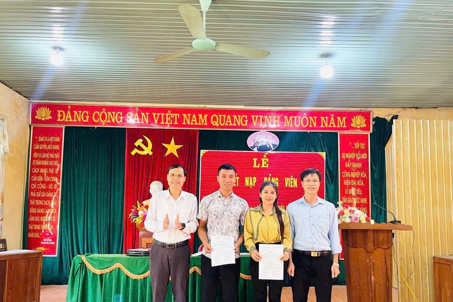 Vợ chồng trẻ người Thái giỏi làm kinh tế, cùng lúc được kết nạp Đảng