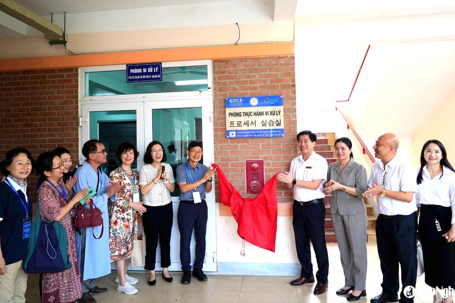 Tình nguyện viên Hàn Quốc trao tặng phòng thực hành cho Trường Cao đẳng KTCN Việt Nam - Hàn Quốc