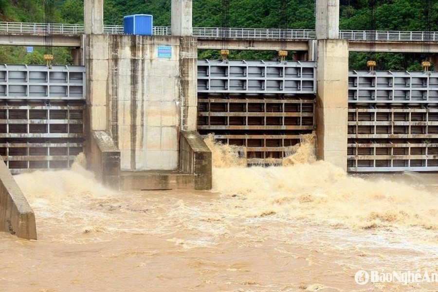 Thủy điện bản Ang xả nước điều tiết hồ chứa